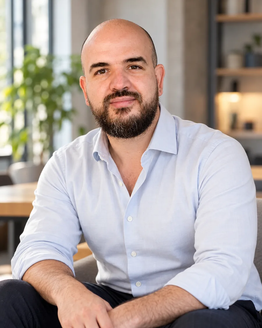 Retrato de David Jiménez, socio de Automatiza tu Empresa y formador del taller de IA para empresas