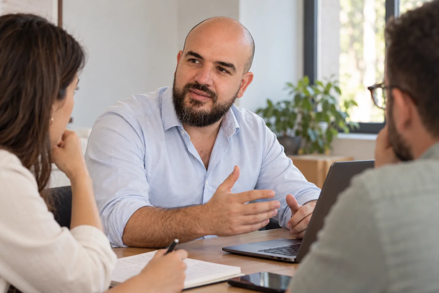 David Jiménez impartiendo un taller de formación en IA a un equipo, trabajando sobre un caso real con portátil y notas